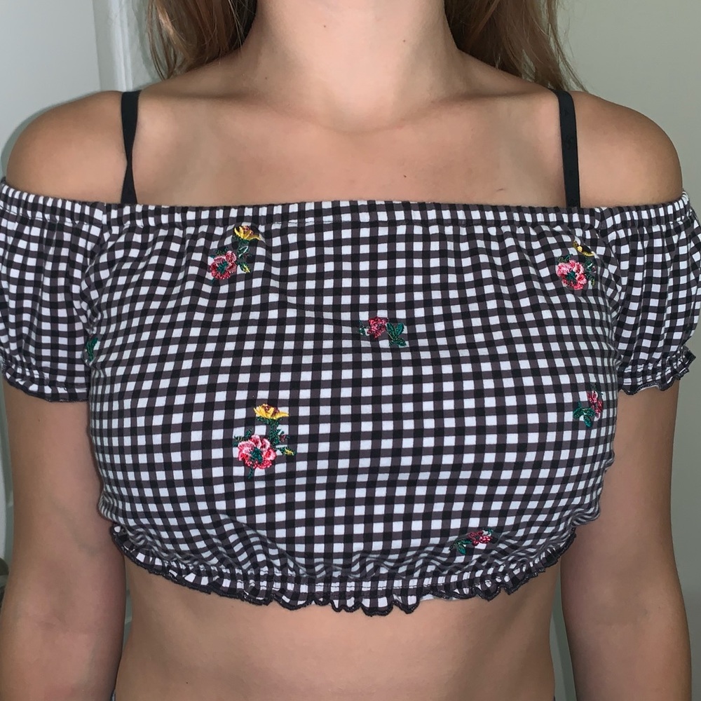 NWOT Kendall&Kylie cold-shoulder top